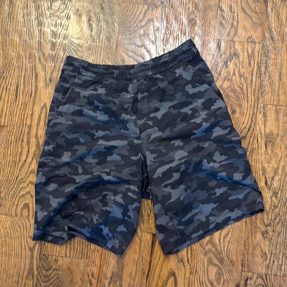 Men’s Lululemon Camo shorts size medium with lining
